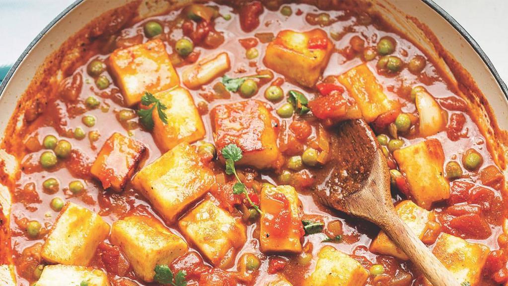 Matar Paneer / بازلاء بالجبنة · Green peas, cottage cheese cubes, onion, tomato, garlic, ginger, cilantro, heavy cream, Indian spices. Served with rice.