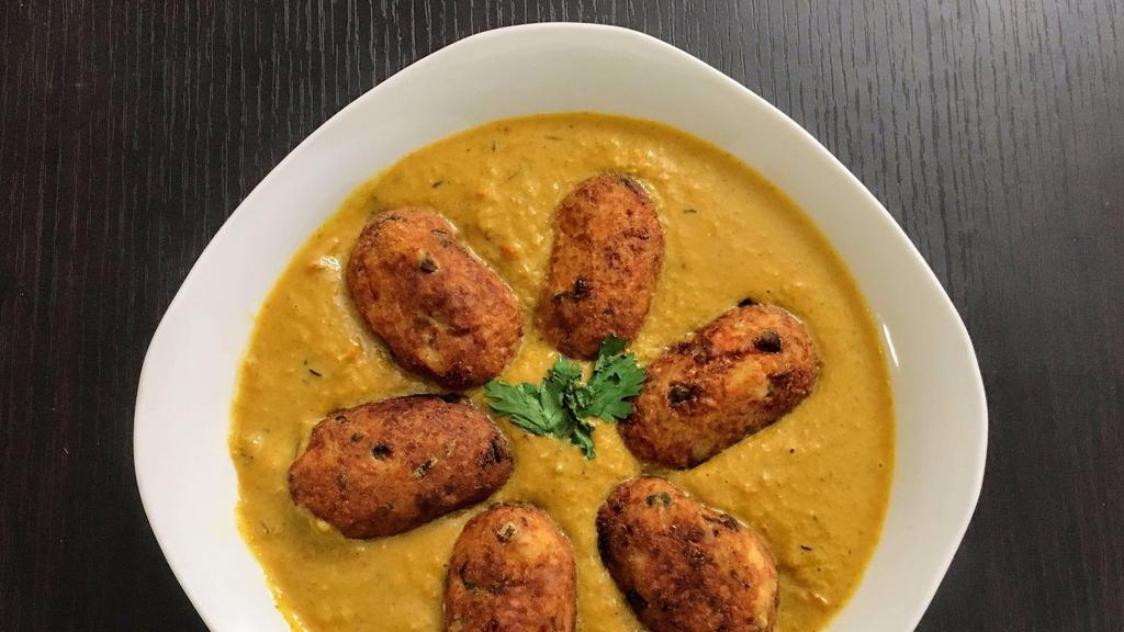 Malai Kofta / ملاي كفتة · Fried balls made from cottage cheese, mashed potato and cashew nut, onion, tomato, garlic, ginger, cilantro, heavy cream, Indian spices. Served with rice.