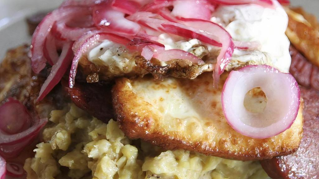 Los Tres Golpes / The Three Punches · Mangu con huevos fritos, queso  salami y cebolla. / Mashed plantains (Mangu) with fried eggs, cheese salami and picked onions .