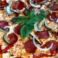 Super Pizza · Tomatoe sauce, fior di latte, salami, red peppers, onions & mushroom.