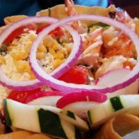 Ensalada Taco De Camarón / Shrimp Taco Salad · Lechuga, tomate, frijoles negros, crema mexicana, queso, cebollas rojas, guacamole, en una t...