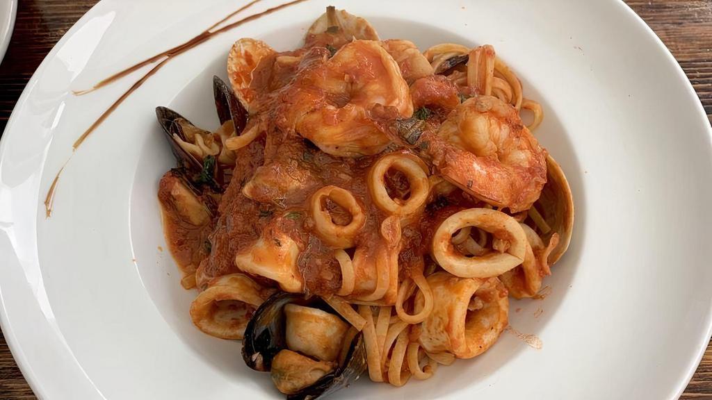 Michaelangelo'S Seafood Special · Shrimp, mussels, clams, and calamari, sautéed in our special marinara sauce, served over linguini.