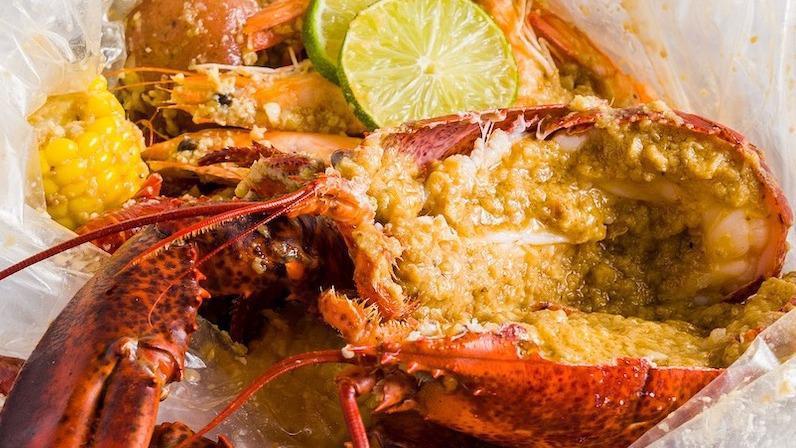 Combo  C    套餐C · Canada Lobster + Live Crawfish + Baby Squid+ Corn & Potato
加拿大龙虾+鲜活小龙虾+墨鱼仔+玉米&土豆