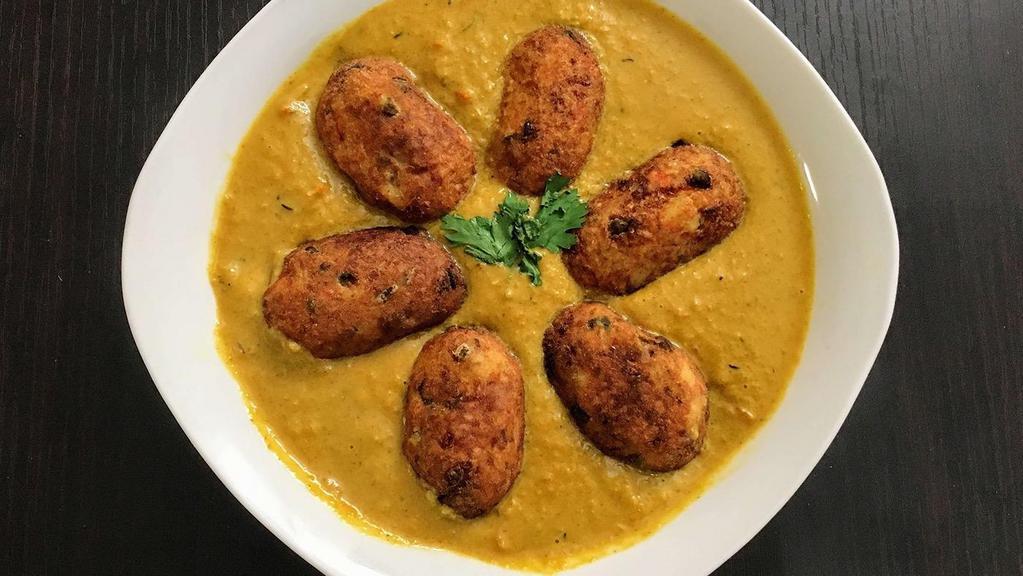 Malai Kofta ملاي كفتة  · Fried balls made from cottage cheese, mashed potato and cashew nut, onion, tomato, garlic, ginger, cilantro, heavy cream, Indian spices. Served with rice