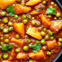 Aloo Matar بازلاء وبطاطا   · Green peas, potato, onion, tomato, garlic, ginger, cilantro, Indian spices. Served with rice