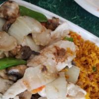 Moo Goo Gai Pan / 蘑菇雞片 · With white rice. / 配白飯。