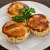 Empadinhas · Little pot pies: 1 shrimp, 1 heart of palm and 1 organic chicken with caturpiry cheese