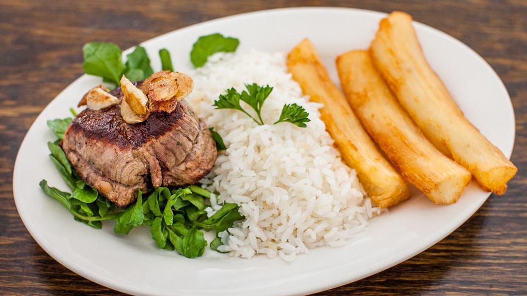 Filé Mignon Do Morais · Filet mignon with or without whole garlic cloves, fresh watercress, white rice and fried yucca sticks