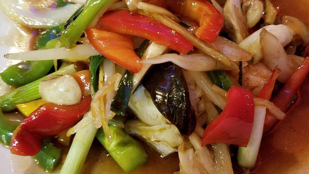 Pad Ginger · Bell pepper, salted soybeans, white onion, scallion, fresh ginger and shiitake mushrooms in a ginger sauce.
