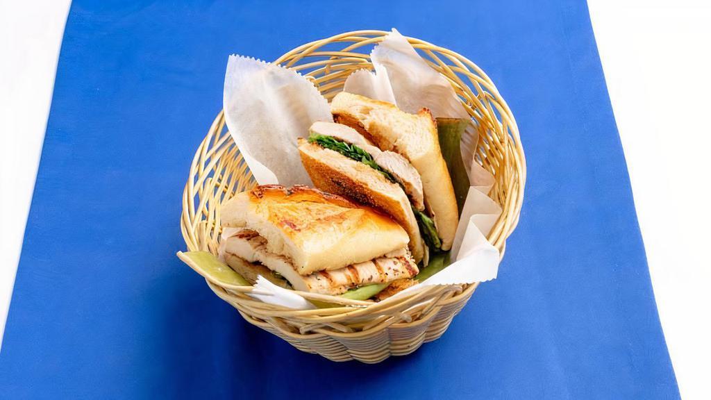 Pollo Sandwich · Grilled chicken sandwich, lettuce & tomato