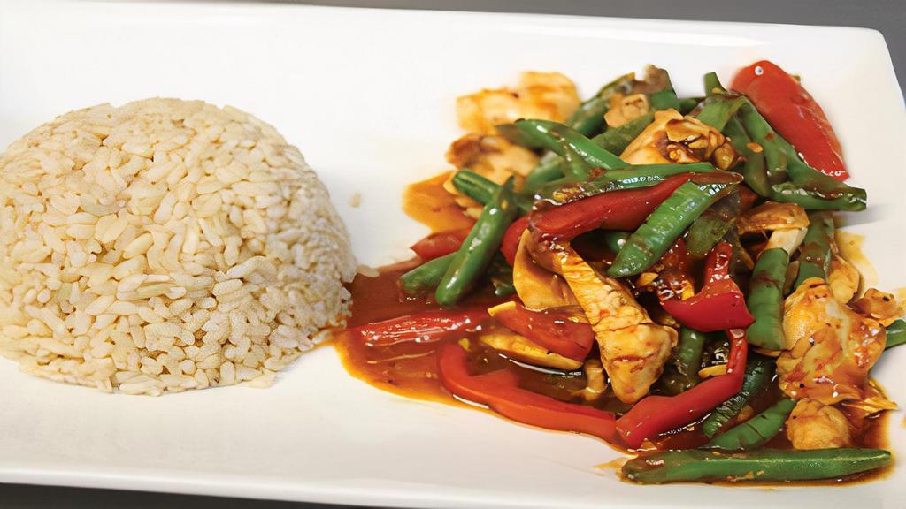 Pad Prig King (Spicy) · Choice of meat sautéed with string beans, bell pepper, and lime leaves in a prig king curry sauce.