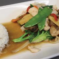 Gai Pad Puck · Mixed vegetable sautéed with choice of meat, pepper & garlic in a tasty brown sauce.