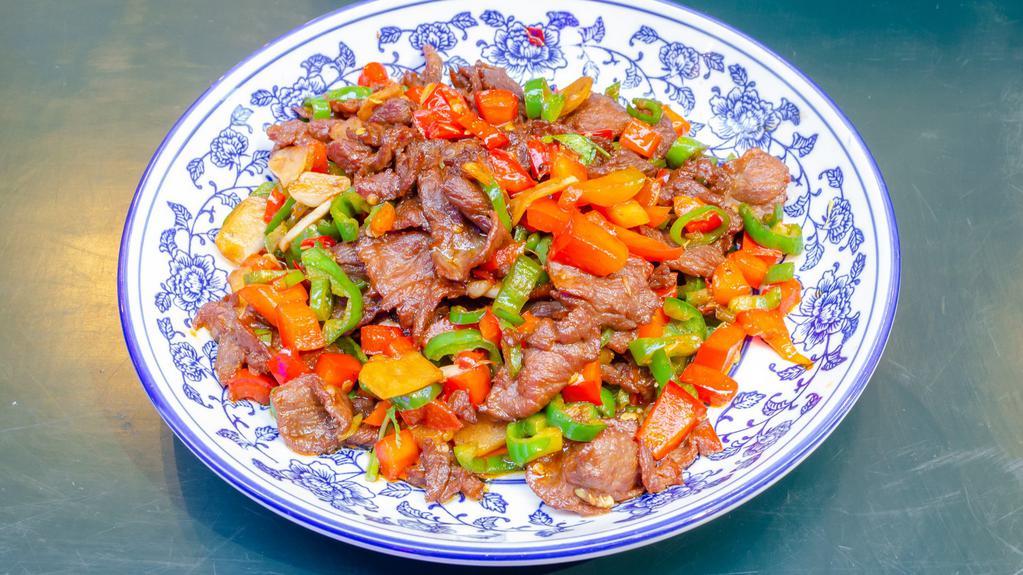 小炒黄牛肉 Yellow Beef · Spicy. Stir fried, garlic, peppers, hunan classic.