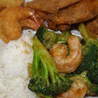 2 Chicken Wings 6 Baby Shrimp With Shrimp Broccoli · served with white rice
