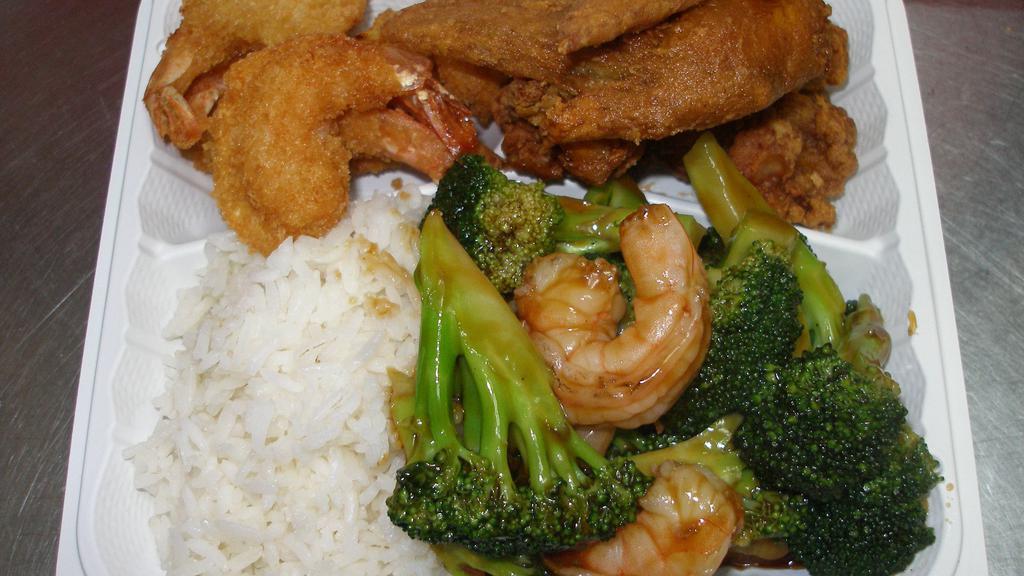 2 Chicken Wings 6 Baby Shrimp With Shrimp Broccoli · served with white rice