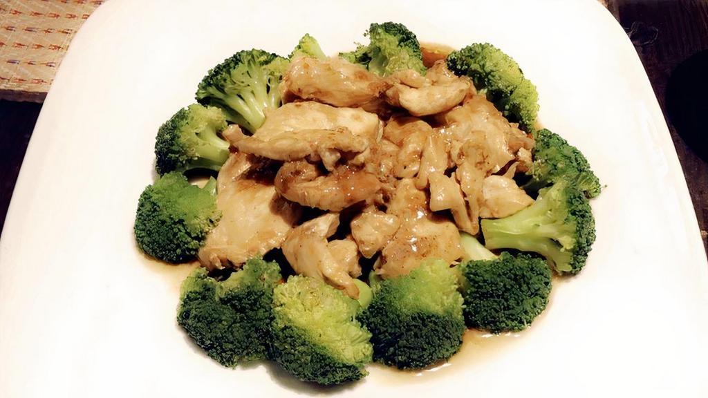 Tod Kra Tieam · Sautéed with garlic sauce, white pepper, chopped cilantroserved with steamed broccoli and rice.