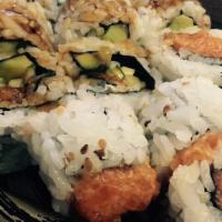 Dream I Roll · Shrimp tempura, avocado, spicy sauce with spicy tuna outside.