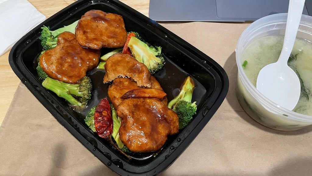 General Tso'S Soy Protein · Spicy. Breaded medallions of sauteed soy protein with steamed broccoli, in a spicy brown sauce. Served with brown rice. Hot and spicy.