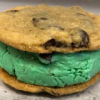 Menehune Mint · Traditional chocolate chip cookie with mint chip ice cream.