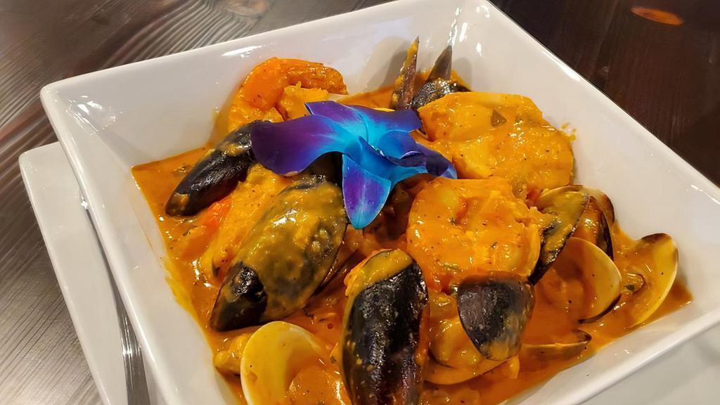 Mariscos Viagra / Seafood Viagra · Mejillones, almejas, pescado y camarones en nuestra salsa viagra. / Mussels, clams, fish and shrimp in our special Viagra sauce.