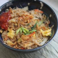 Singapore Noodle Lunch Special · Wok-fried thin rice noodles, mixed vegetables, shredded egg.