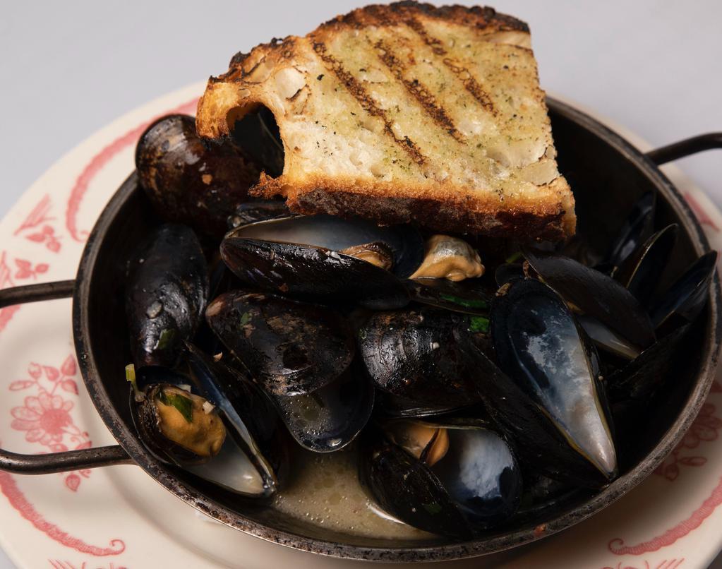 Cozze Scoppiate · Sautéed Mussels with Tomato Sauce and Garlic Bread.
