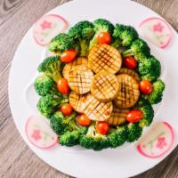 Vegan Scallops With Broccoli · Vegan scallops, broccoli, cherry tomatoes.