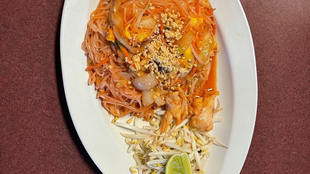 Phat Thai · Noodle with a balance of sweet, sour, spicy and salty flavors, bean sprouts, with ground peanuts and lime.