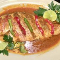 Pescado Entero En Salsa Roja · Whole fish in red sauce