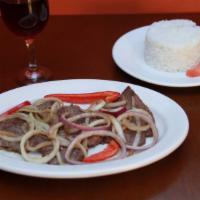 Bistec Encebollado · Steak with onions.