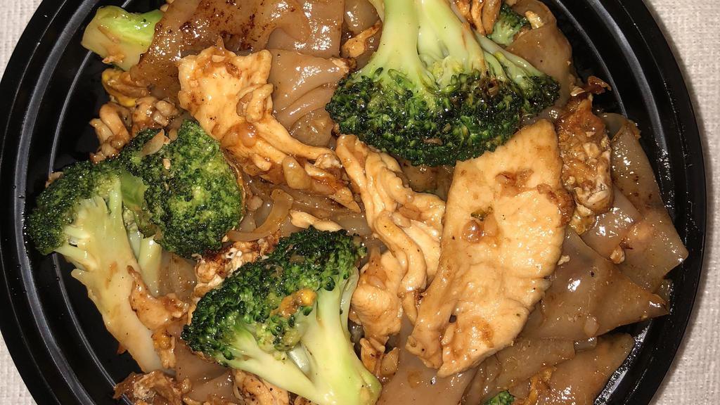 Pad See-Ew · Spicy. Flat rice noodle, broccoli, egg, and soy sauce.