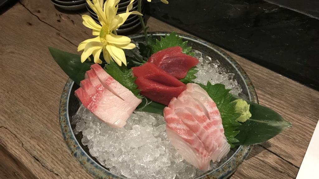 Sashimi 3 Kinds · Nine slices sashimi.