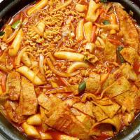 라볶이 / Rabokki · Spicy. Spicy rice cake and fish cake with vegetables and noodle.