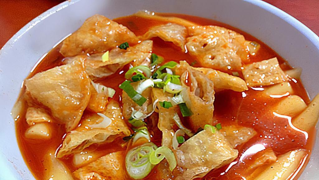 만두 떡볶이 / Mandoo Tuckbokki · Spicy. Spicy rice cake and fish cake with vegetables and deep fried dumplings.