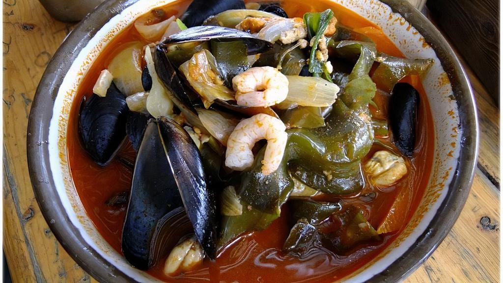 해물 짬뽕탕 전골 / Jjambbong Tang · Spicy. Spicy assorted seafood and vegetables stew.