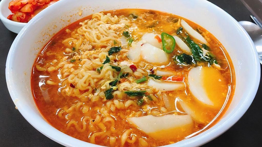 떡라면 / Tuck Ramen · sliced rice cake with ramen noodle soup