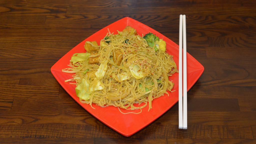 Pad Mie Singapore Puck · Thin rice noodles stir fried in a curry powder with mixed vegetables,onions topped with sesame