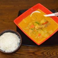Gaeng Ga Ree · Yellow curry with sauteed onions, peppers, carrots, potatoes and choice of meat