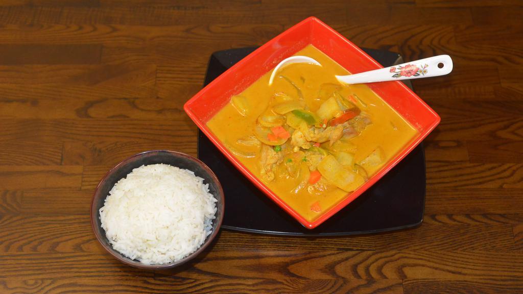 Gaeng Ga Ree · Yellow curry with sauteed onions, peppers, carrots, potatoes and choice of meat