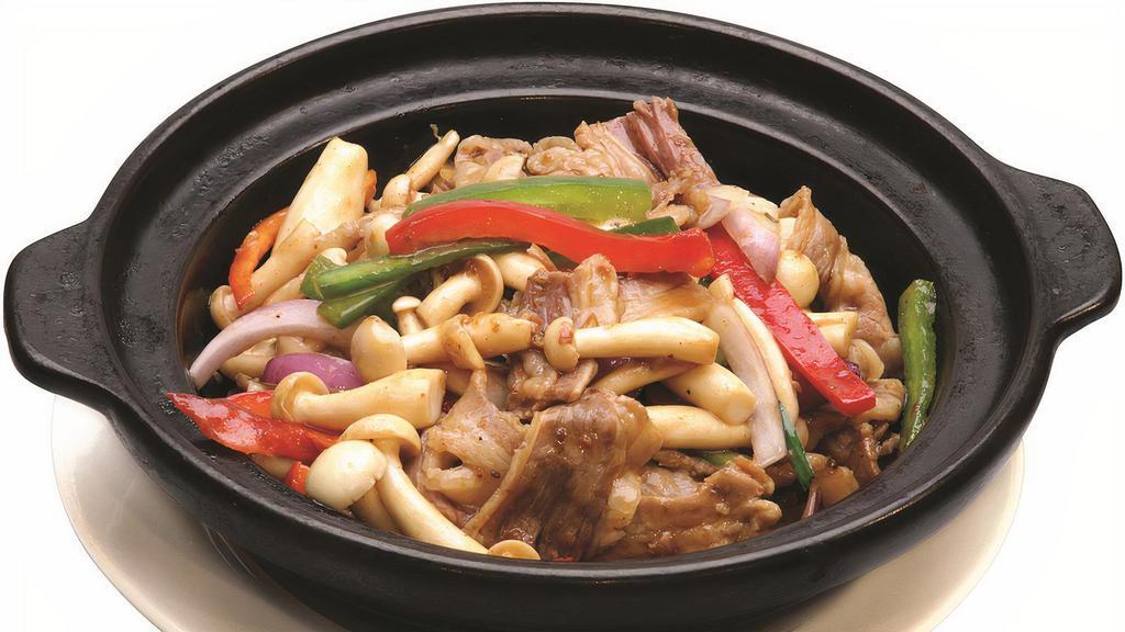 Scalded Beef With Mushroom In Satay Sauce 沙爹金菇肥牛煲 · 