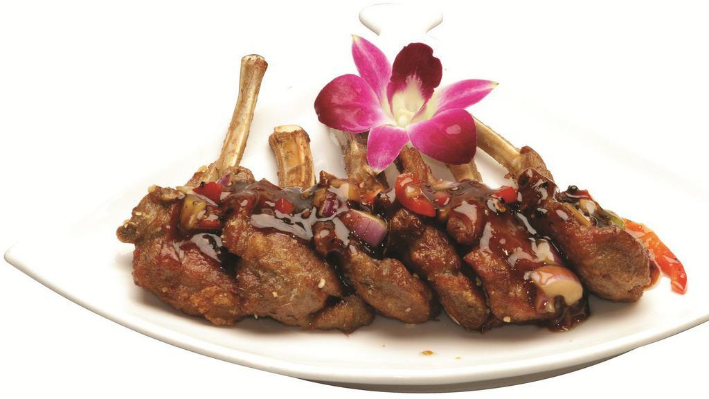 Lamb Chop With Black Pepper 黑椒羊仔扒 · 6 pieces. 6件.