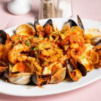 Combinazione Venezia · Combination of shrimps and calamari, and Clams with tomato sauce or fra diavolo sauce, serve...