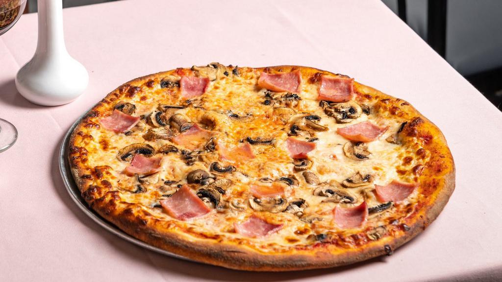 Pizza Luna · Ham and mushrooms.