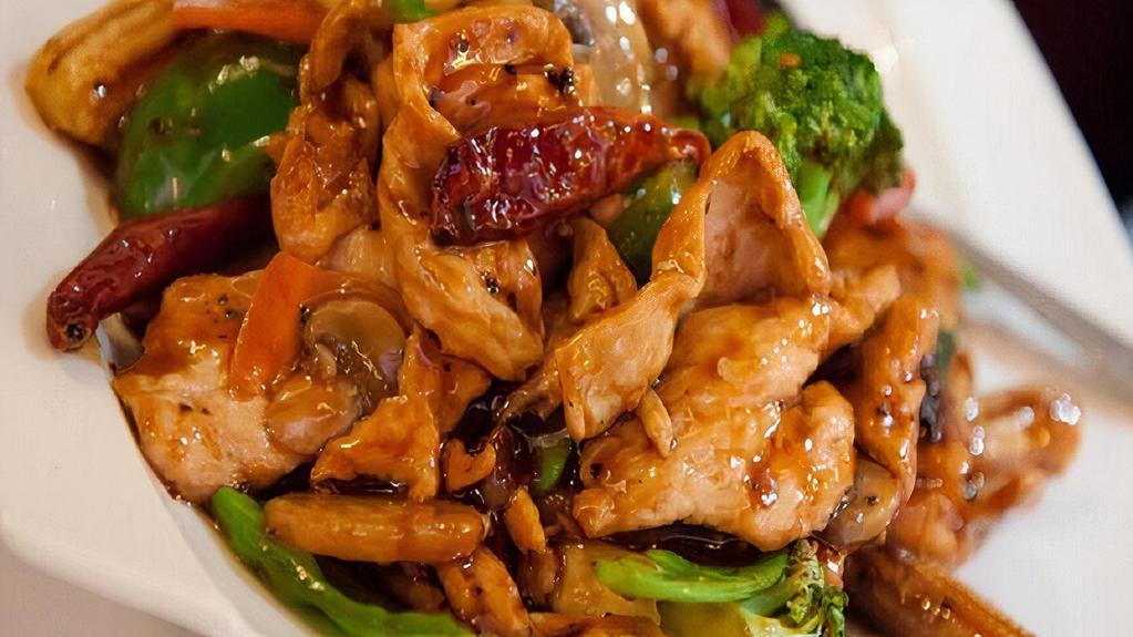Crispy Hunan Beef · Spicy. Sliced beef sautéed with straw mushroom and vegetable in Hunan style.