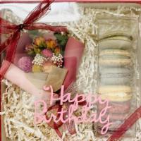 Mini Gift With Fresh Macarons Box · Gift box 7