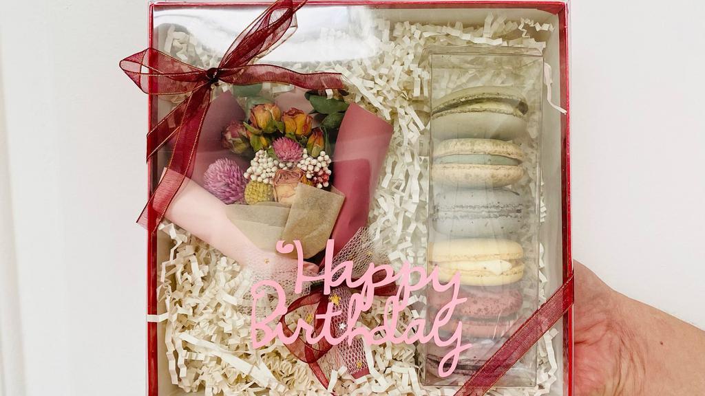 Mini Gift With Fresh Macarons Box · Gift box 7