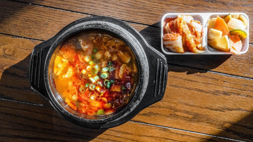 순두부찌개 Sundubu Jjigae · Choice of beef, seafood or vegetables. 
Spicy soft tofu stew with egg.