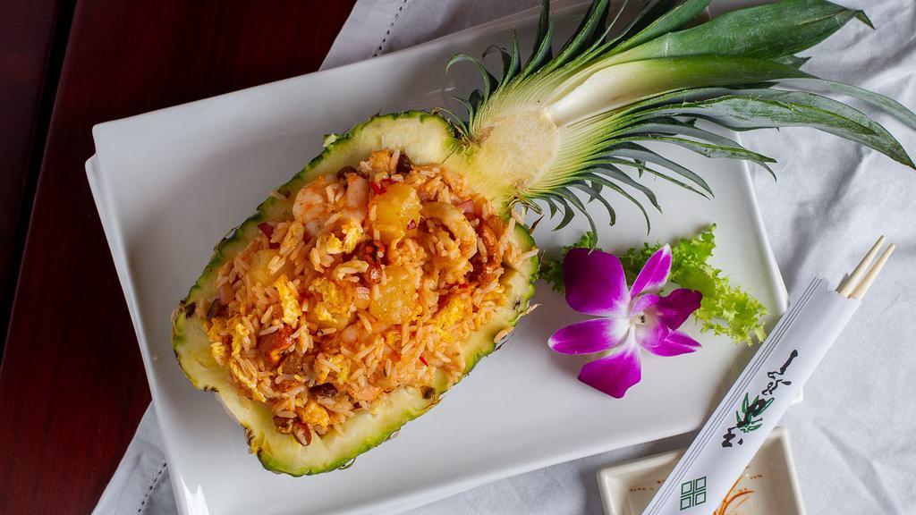 Thap Pineapple Fried Rice · Served with chicken, shrimp, cashew nuts, raisin, pineapple, carrot, and scallion.