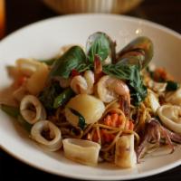 Sp21. Spaghetti Seafood · Spaghetti, Shrimps, Scallops, Squids, Mussels, Basil Leaves, Bell Peppers and Onion in Spicy...