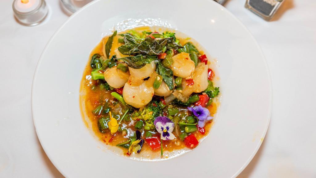 Scallop Ka Prow · Scallop, bell pepper, onion, carrot, string bean, and basil leaves in basil sauce.